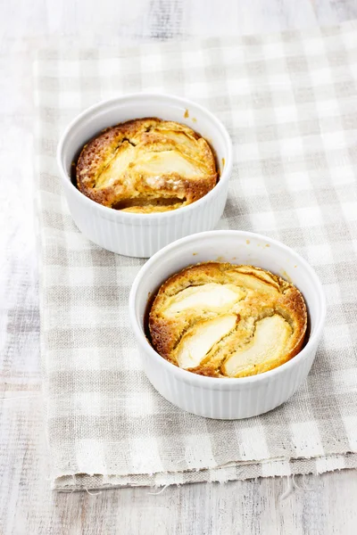 Torta di mele in ciotola di ceramica — Foto Stock