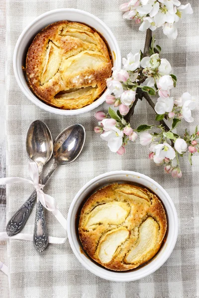 Apple pie in ceramic bowl — Stock Photo, Image