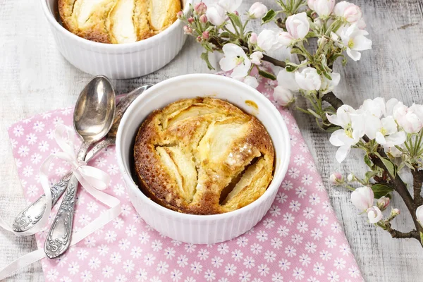 Torta di mele in ciotola di ceramica — Foto Stock