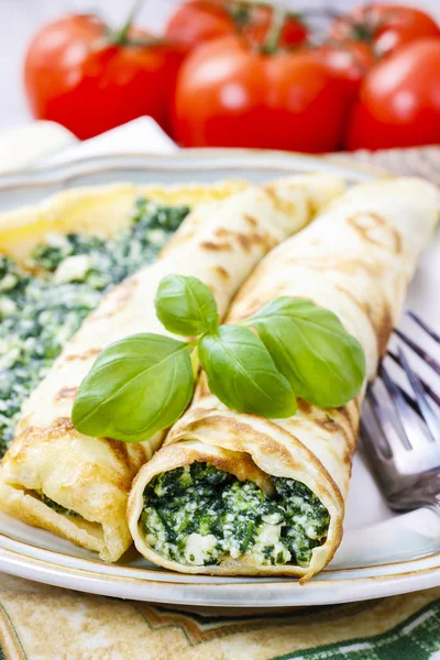 Mediterrane keuken: Glutenvrije pannenkoeken gevuld met kaas en spinazie — Stockfoto