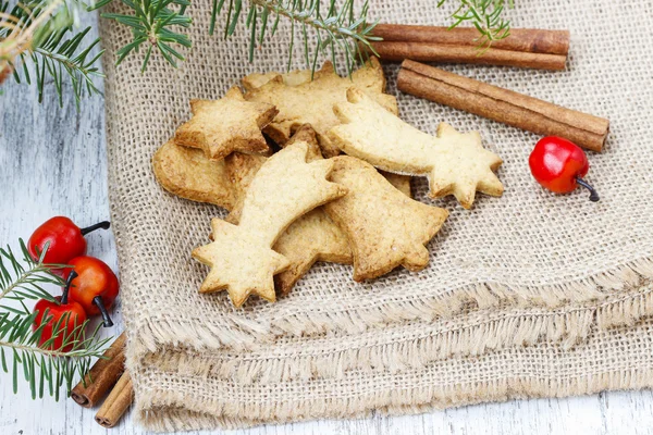 Weihnachtsplätzchen unterm Tannenzweig. — Stockfoto