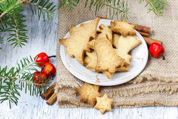 Biscotti di Natale sotto ramo di abete . — Foto Stock