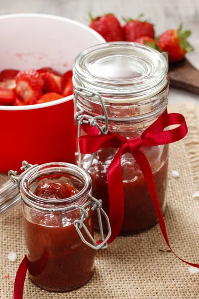 Strawberry jam in het behoud van glas — Stockfoto