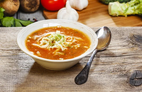 Mísa rajčatová polévka. Čerstvá zelenina v pozadí — Stock fotografie