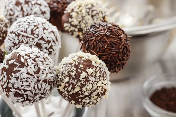 Gâteau au chocolat apparaît sur la table de cuisine — Photo