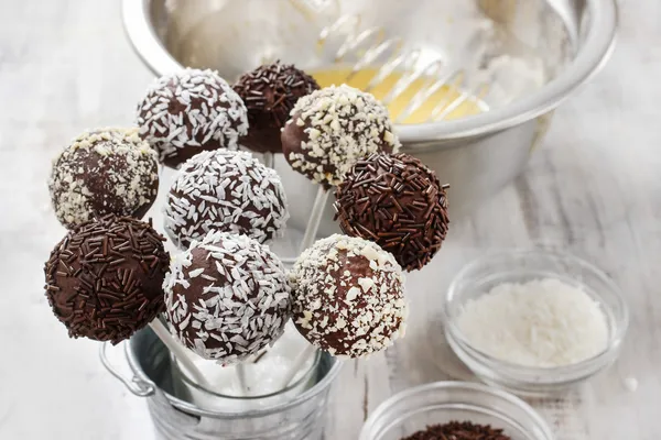 Choklad cake pops på köksbordet — Stockfoto