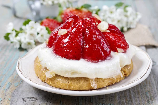 Délicieux gâteau aux fraises — Photo