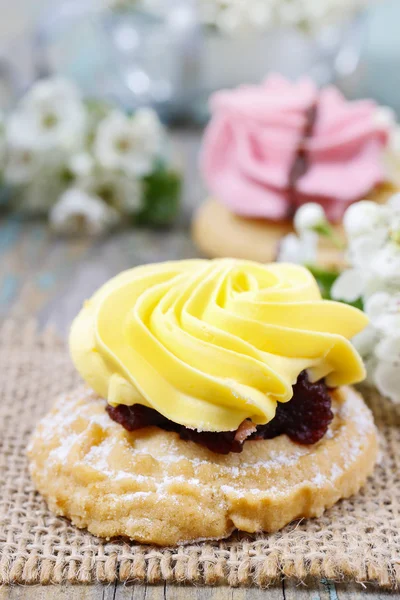 Wróżka żółte ciasto. Piękny kwitnący gałązka jabłko w backgrou — Zdjęcie stockowe