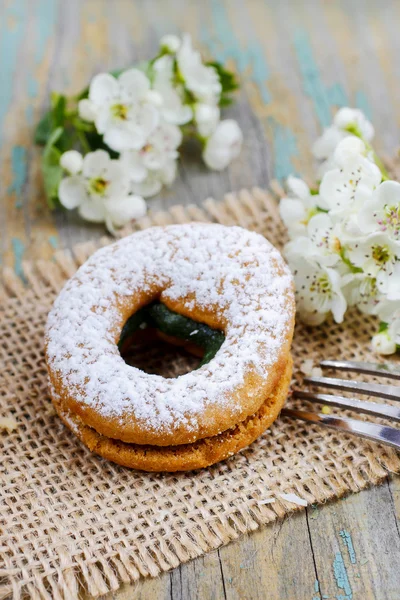 Cookie filled with strawberry jam. Beautiful blooming crataegus — Stock Photo, Image