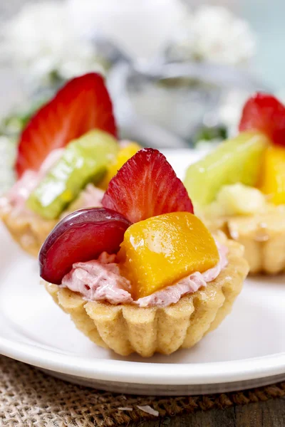 Beautiful cupcakes decorated with fresh fruits: strawberry, peac — Stock Photo, Image