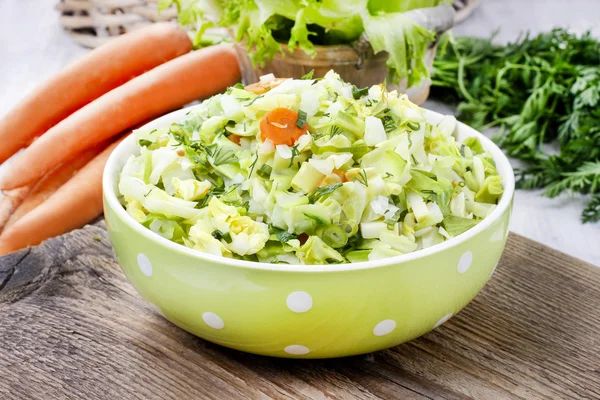 Salada fresca em tigela pontilhada verde — Fotografia de Stock