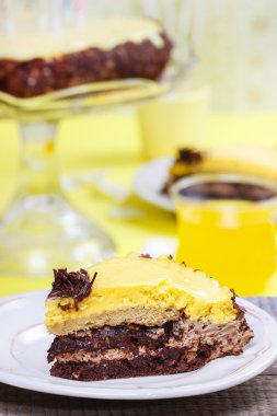 Çikolata katman pastasından beyaz seramik plaka üzerinde