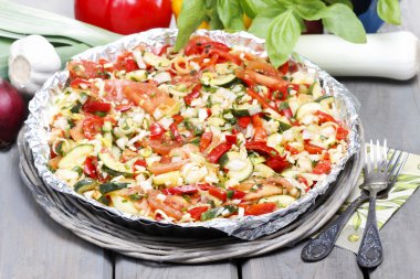 sebze bahçesinde rustik ahşap masa üzerinde tart. 