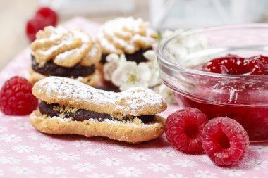 Kek Frambuaz reçeli ile dolu