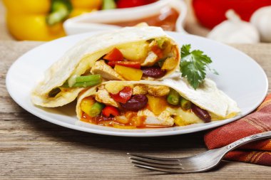 tortilla beyaz plaka üzerinde