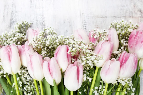 Bellissimi tulipani rosa e bianchi su sfondo di legno. Copia spazio — Foto Stock