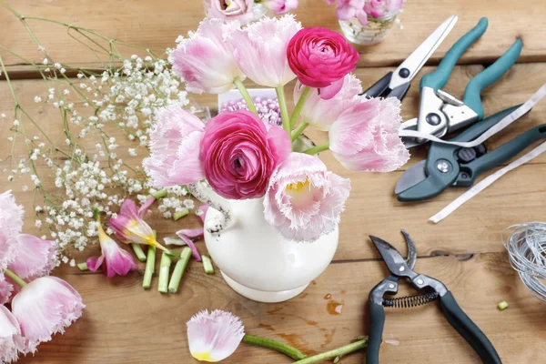 仕事で花屋。女性ピンク ペルシャの美しい花束を作って — ストック写真