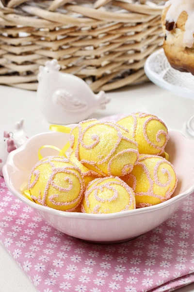 Huevos de Pascua rosados y amarillos —  Fotos de Stock