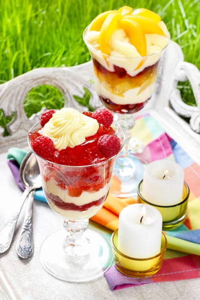 Fruchtdesserts auf Holztablett schichten. Sommergartenfest — Stockfoto