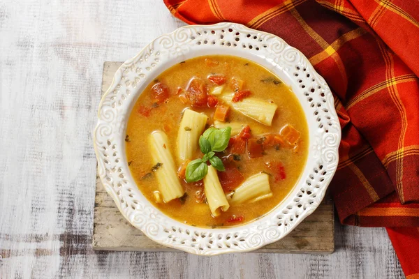 Sopa de verduras en plato de cerámica de pie sobre una mesa de madera — Foto de Stock