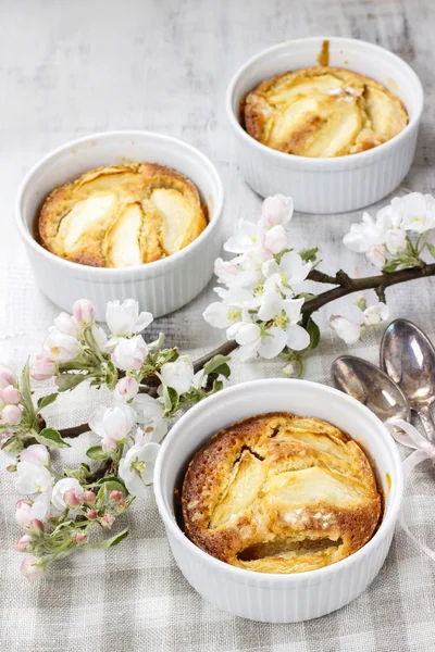 Torta di mele in ciotola di ceramica — Foto Stock