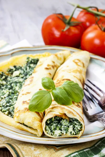 Mediterrane keuken: Glutenvrije pannenkoeken gevuld met kaas en spinazie — Stockfoto