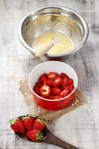 딸기 케이크를 만드는 단계 — 스톡 사진