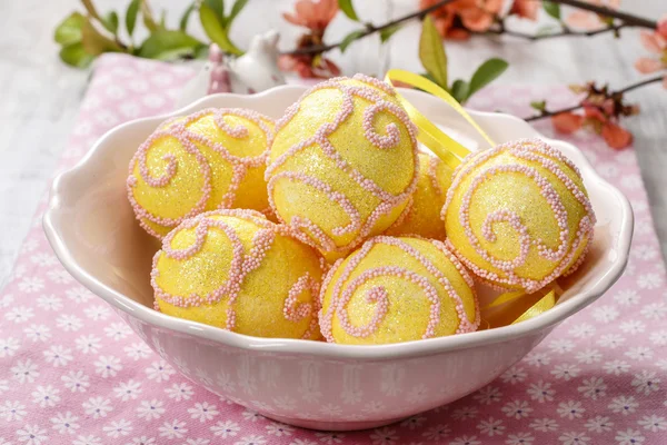 Huevos de Pascua rosados y amarillos — Foto de Stock