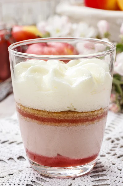 Postre de fresa de capa con cobertura de crema batida — Foto de Stock