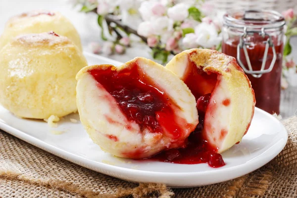 Baked apples stuffed with jam — Stock Photo, Image