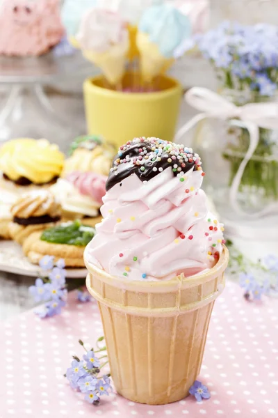 Детская вечеринка: Розовый рожок мороженого — стоковое фото