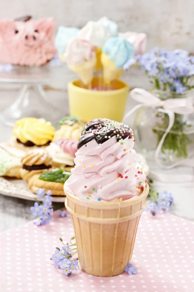 キッズ パーティー: ピンクのアイス クリーム コーン — ストック写真