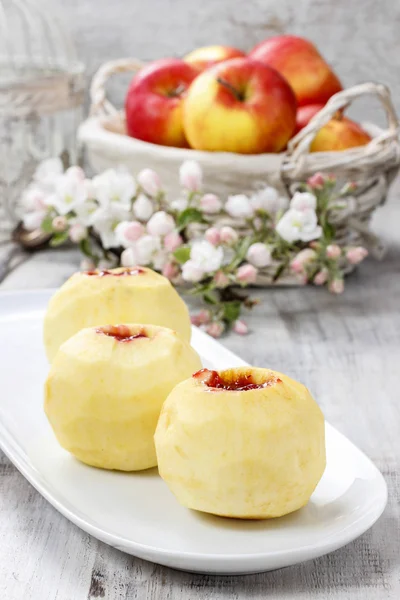 Apfel vor dem Backen mit Marmelade gefüllt — Stockfoto