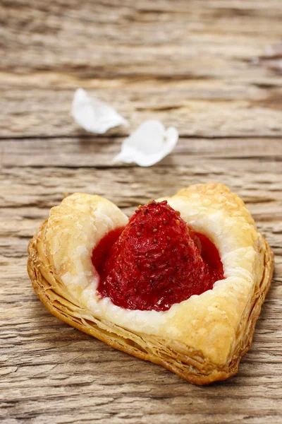 Biscuits feuilletés en forme de coeur remplis de fraises. Un flic — Photo