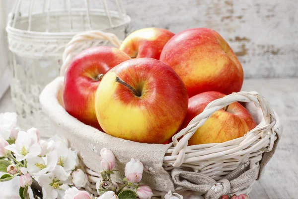 Wicker basket of fresh red ripe apples. — Stock Photo, Image