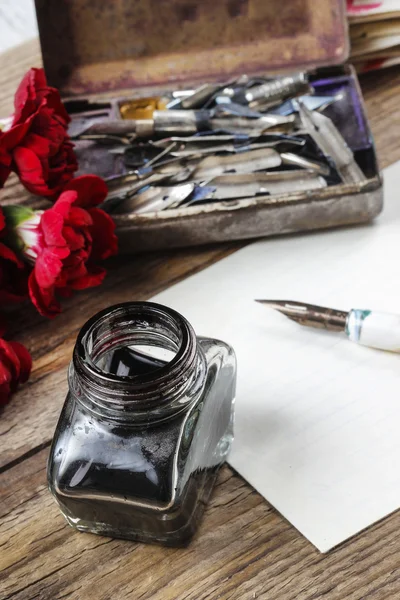 写一封信。白床单的纸张、 油墨和红色的康乃馨 fl — 图库照片