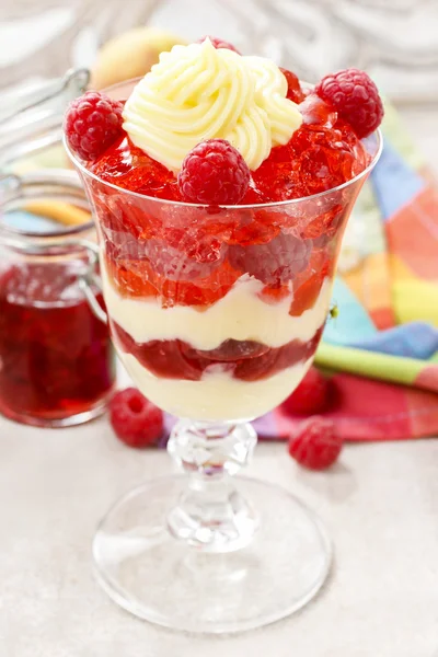 Capa postres de frutas en bandeja de madera. Fiesta de jardín de verano —  Fotos de Stock