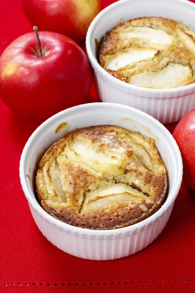 Torta di mele in ciotola di ceramica — Foto Stock