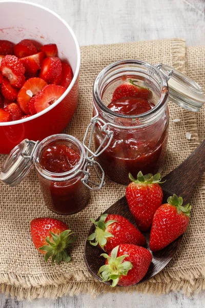 Strawberry jam maken — Stockfoto