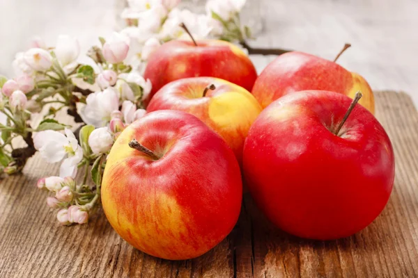 Red apples on wooden table — Stock Photo, Image