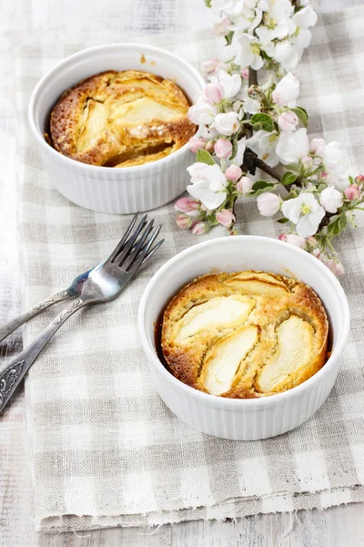 Torta di mele in ciotola di ceramica — Foto Stock