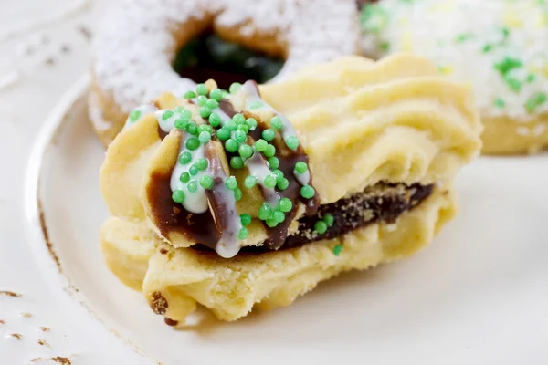 Eclairs com geléia decorada com polvilhas verdes — Fotografia de Stock