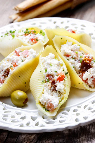 意大利菜: 塞贝壳意面、 西红柿和香蒜酱 — 图库照片