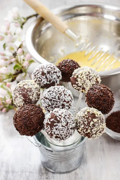 Bolo de chocolate aparece na mesa da cozinha — Fotografia de Stock