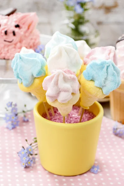 Festa per bambini: torta di marshmallow si apre in secchio giallo — Foto Stock