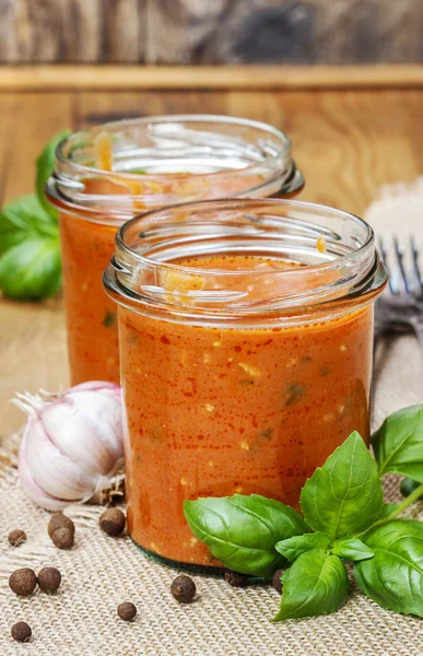Zwei Gläser Tomatensauce (Bolognese-Sauce) auf Holztisch — Stockfoto