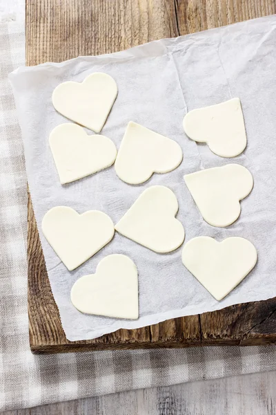 Making puff pastry cookies in heart shape filled with strawberri — Stock Photo, Image