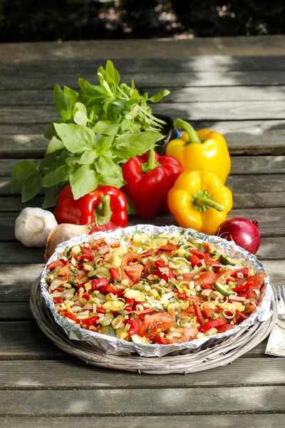 Vegetable tart on rustic wooden table in the garden. — Stock Photo, Image