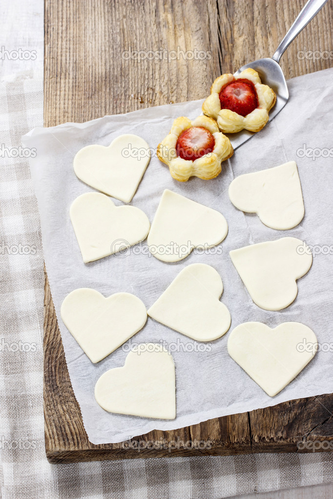 Strawberri ile dolu kalp şeklinde puf böreği kurabiye yapma — Stok Foto