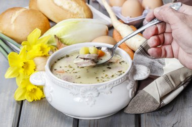 asitlendirilmiş çavdar unu ve et (genellikle boi ekşi çavdar çorbası